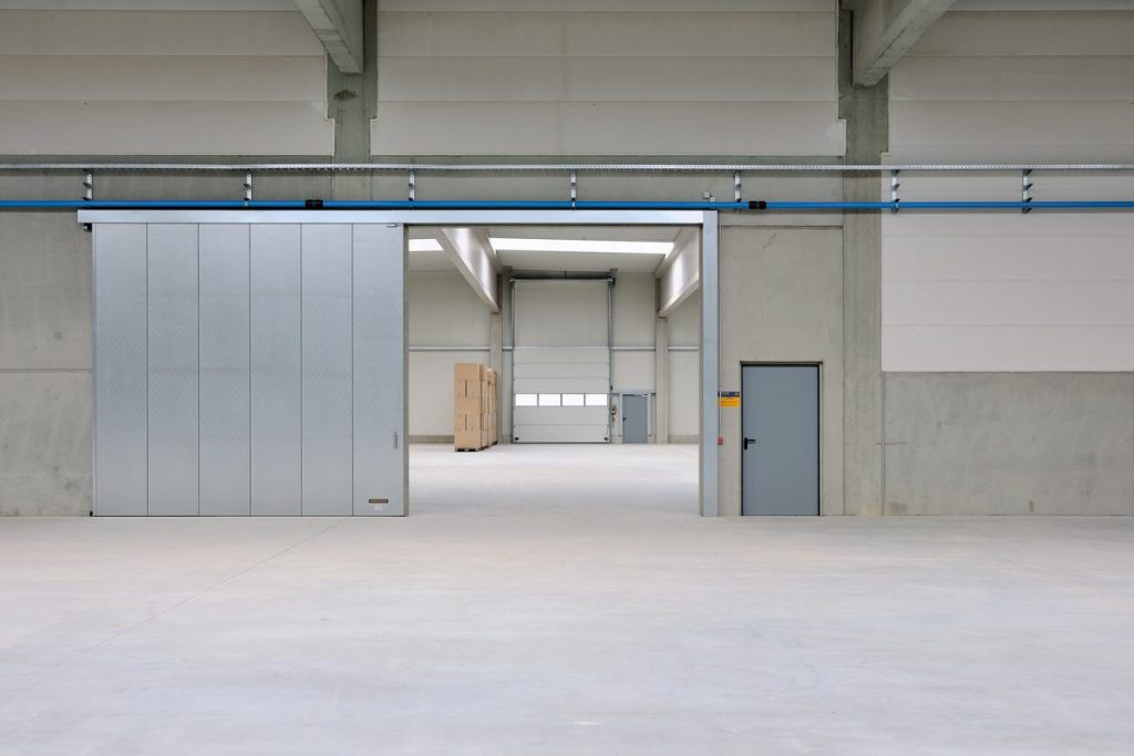 Endüstriyel kullanıma uygun, pencereli seksiyonel garaj kapısı