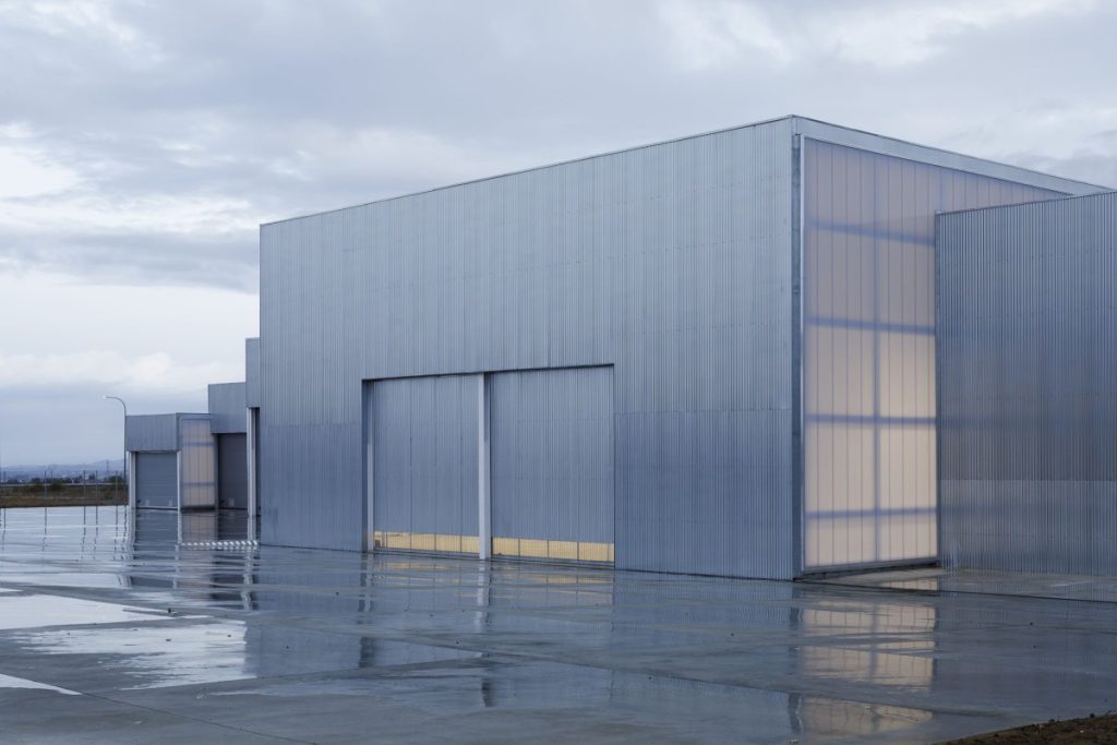 Endüstriyel kullanıma uygun, pencereli seksiyonel garaj kapısı hangar kapısı