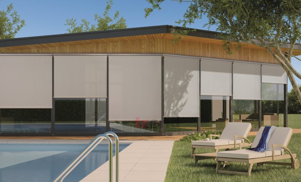 Zip perde sistemi ile kapatılmış modern kış bahçesi alanı