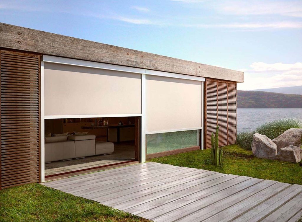 Zip perde sistemi ile kapatılmış modern kış bahçesi alanı