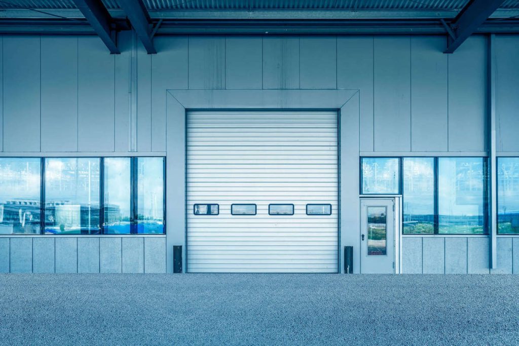 Endüstriyel kullanıma uygun, pencereli seksiyonel garaj kapısı