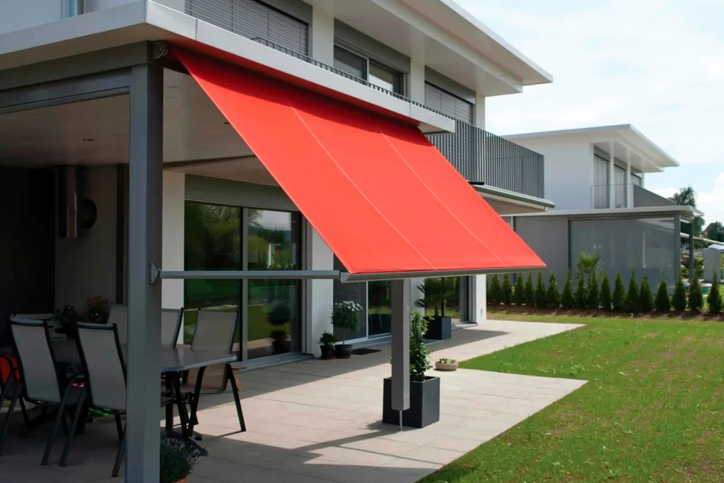 Dış cepheye uygulanan açık bej renkli win tente sistemi