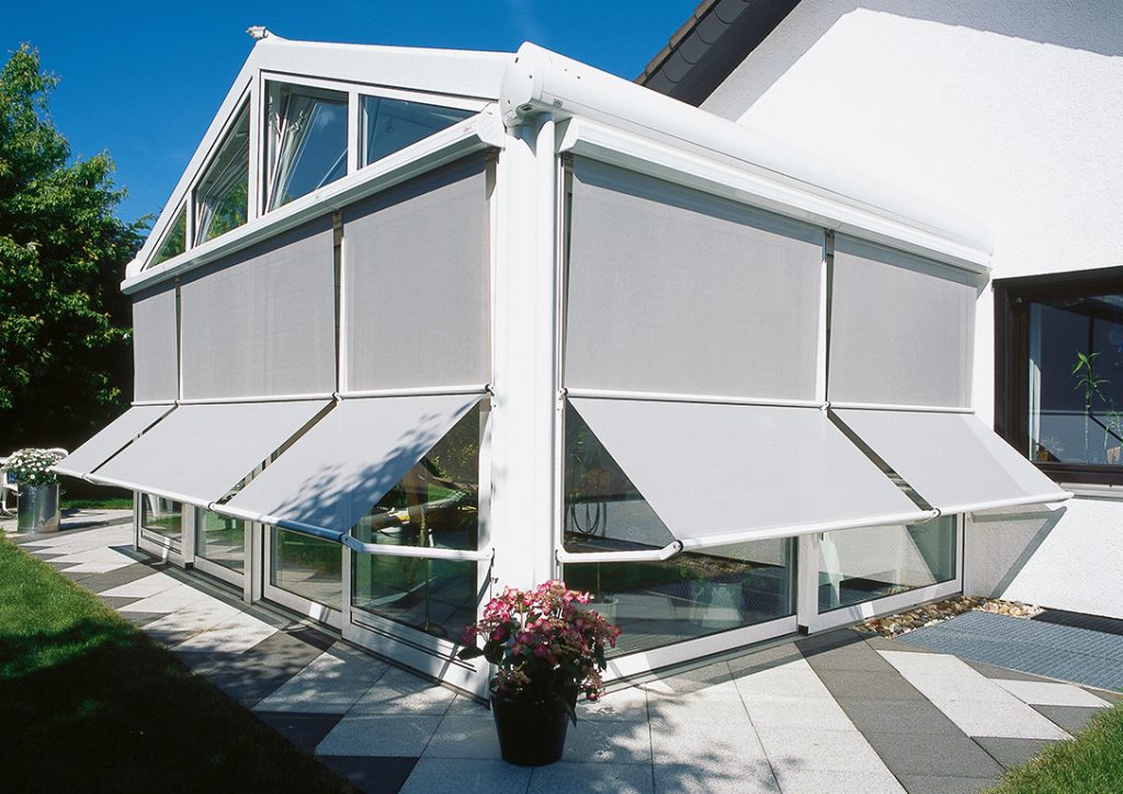 Dış cepheye uygulanan açık bej renkli win tente sistemi