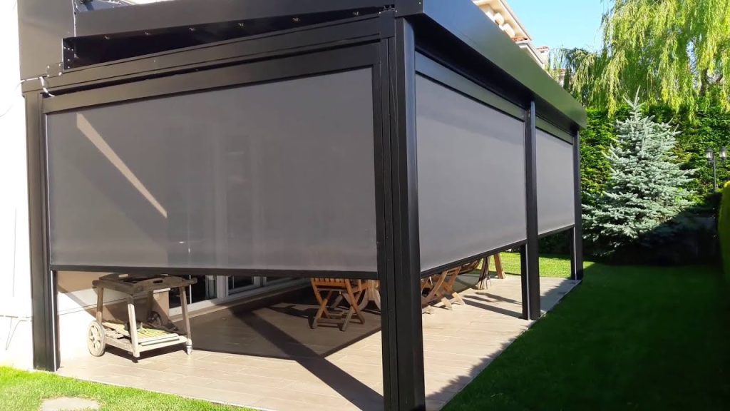 Zip perde sistemi ile kapatılmış modern kış bahçesi alanı