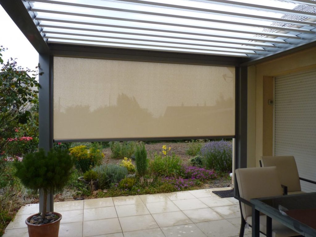 Zip perde sistemi ile kapatılmış modern kış bahçesi alanı